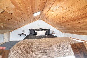 Desk, iron/ironing board, travel crib, WiFi - “TN Jack” - *New* Whiskey Game Cabin (Townsend)