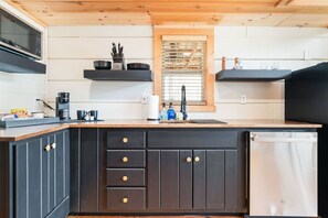 Fridge, microwave, dishwasher, coffee/tea maker - “TN Jack” - *New* Whiskey Game Cabin (Townsend)