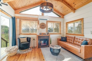 TV, fireplace - “TN Jack” - *New* Whiskey Game Cabin (Townsend)