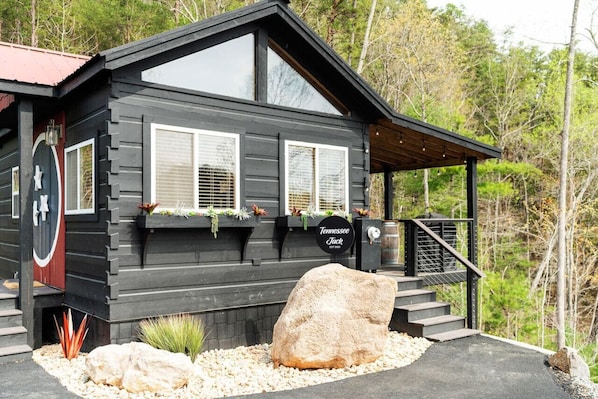 Exterior - “TN Jack” - *New* Whiskey Game Cabin (Townsend)