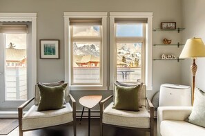 Smart-TV, Kamin, Bücher