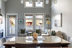 Smart-TV, Kamin, Bücher