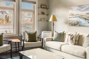 Smart TV, chimenea y libros 