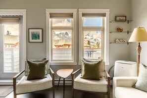 Smart-TV, Kamin, Bücher