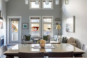 Smart-TV, Kamin, Bücher