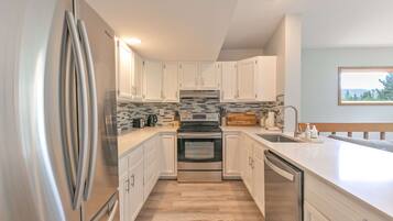 Coffee/tea maker, fridge, microwave, stovetop
