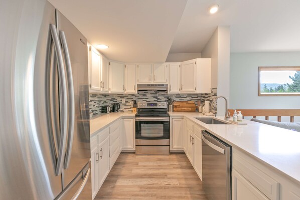 Fridge, microwave, stovetop, dishwasher