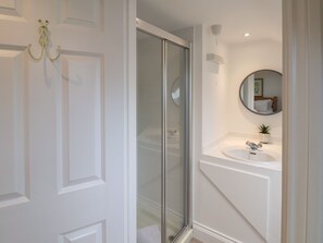 Cottage | Bathroom | Shower - The Railway Retreat (Whitby)