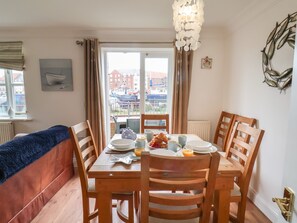 Cottage | Dining - The Railway Retreat (Whitby)