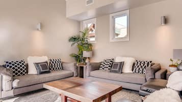 Condo, 3 quartos | Área de estar