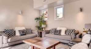 Condo, 3 quartos | Área de estar