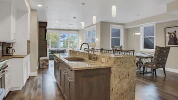 Lejlighed - 3 soveværelser | Privat køkken | Køleskab, kaffe-/temaskine, brødrister