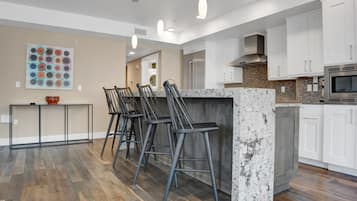 Condo, 3 quartos | Cozinha privada | Geladeira, cafeteira/chaleira, torradeira