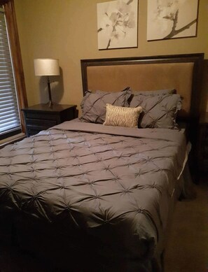 4 bedrooms, iron/ironing board, WiFi, bed sheets - 4-Bedroom Condo in Radium, BC (Radium Hot Springs)