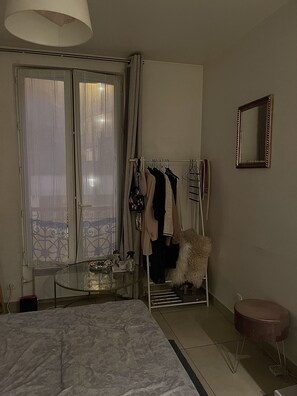 Room - Cozy & cute studio pied-à-terre __15 min away from Montmartre Paris (Paris)