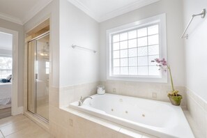 Combined shower/bathtub, hair dryer, towels - Pie Seas - 4 bedroom with elevator, dog friendly! (Carolina Beach)