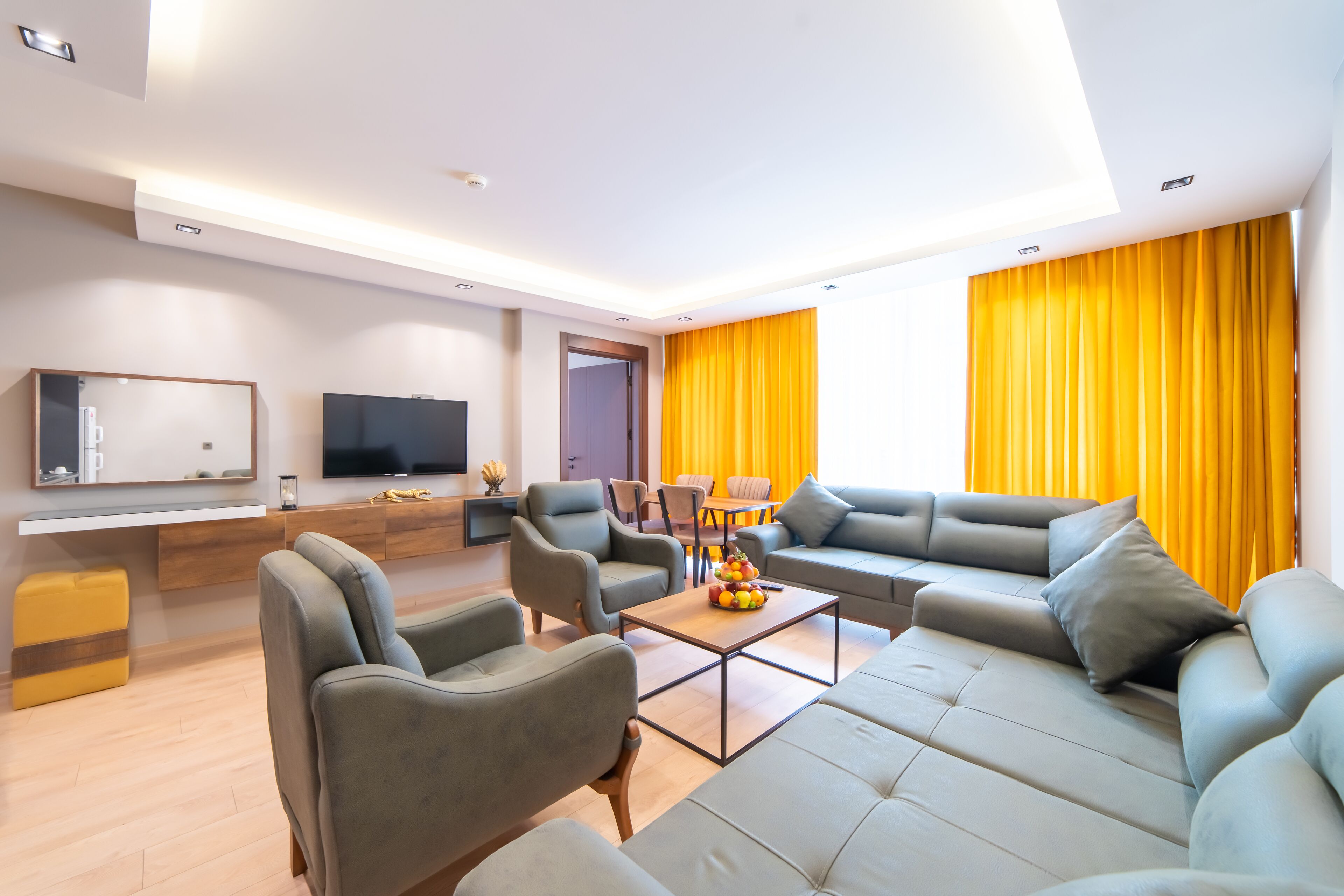 Suite Familiale | Coin séjour | TV connectée de 107 cm avec chaînes par satellite