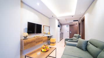 Deluxe-Suite, 1 Schlafzimmer, Raucher, Whirlpool | Wohnbereich | 107-cm-Smart-TV mit Satellitenempfang