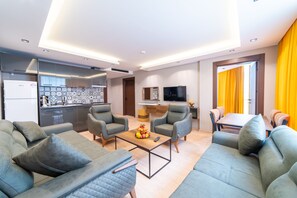 Suite Familiale | Coin séjour | TV connectée de 107 cm avec chaînes par satellite