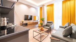 Uma sala de estar moderna com um sofá, mesa de centro e televisão.