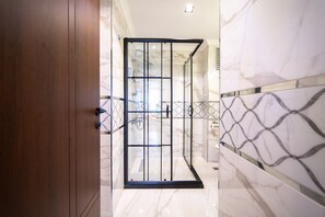 Family Suite | Bathroom | Hair dryer, slippers, towels, soap - Garden Room Otel (Istanbul)