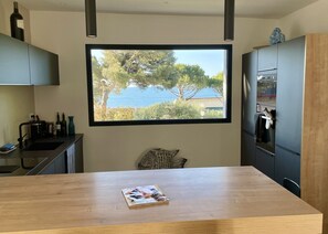 Fridge, microwave, oven, stovetop - Charming Villa fully renovated with amazing water view (Sète)