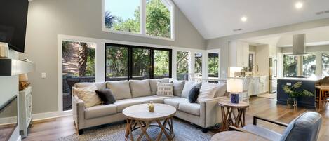 Télévision à écran plat, table de tennis de table