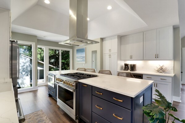 Refrigerador, microondas, horno y parrilla de estufa 