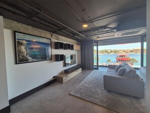 Studiosuite, sjøutsikt | Oppholdsområde | En 52-tommers LED-TV med digitale kanaler samt TV