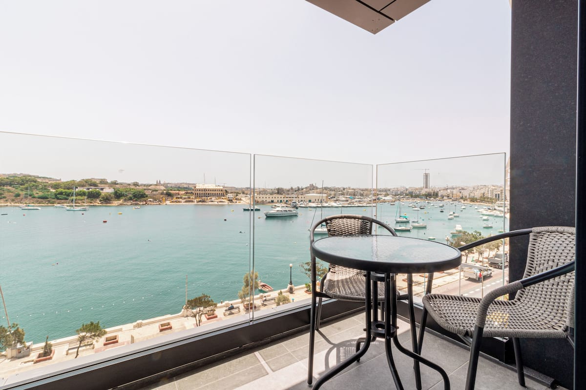 Deluxe-Doppel- oder -Zweibettzimmer, Meerblick | Terrasse/Patio