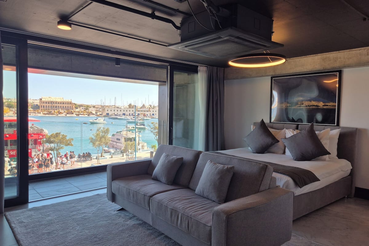 Studio suite, uitzicht op zee | 1 slaapkamer, een minibar, een kluis op de kamer, een bureau