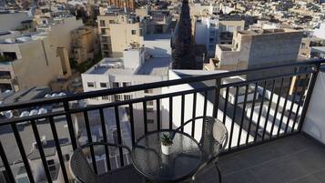 Habitación superior con 1 cama matrimonial o 2 individuales, vista a la ciudad | Vista a la ciudad
