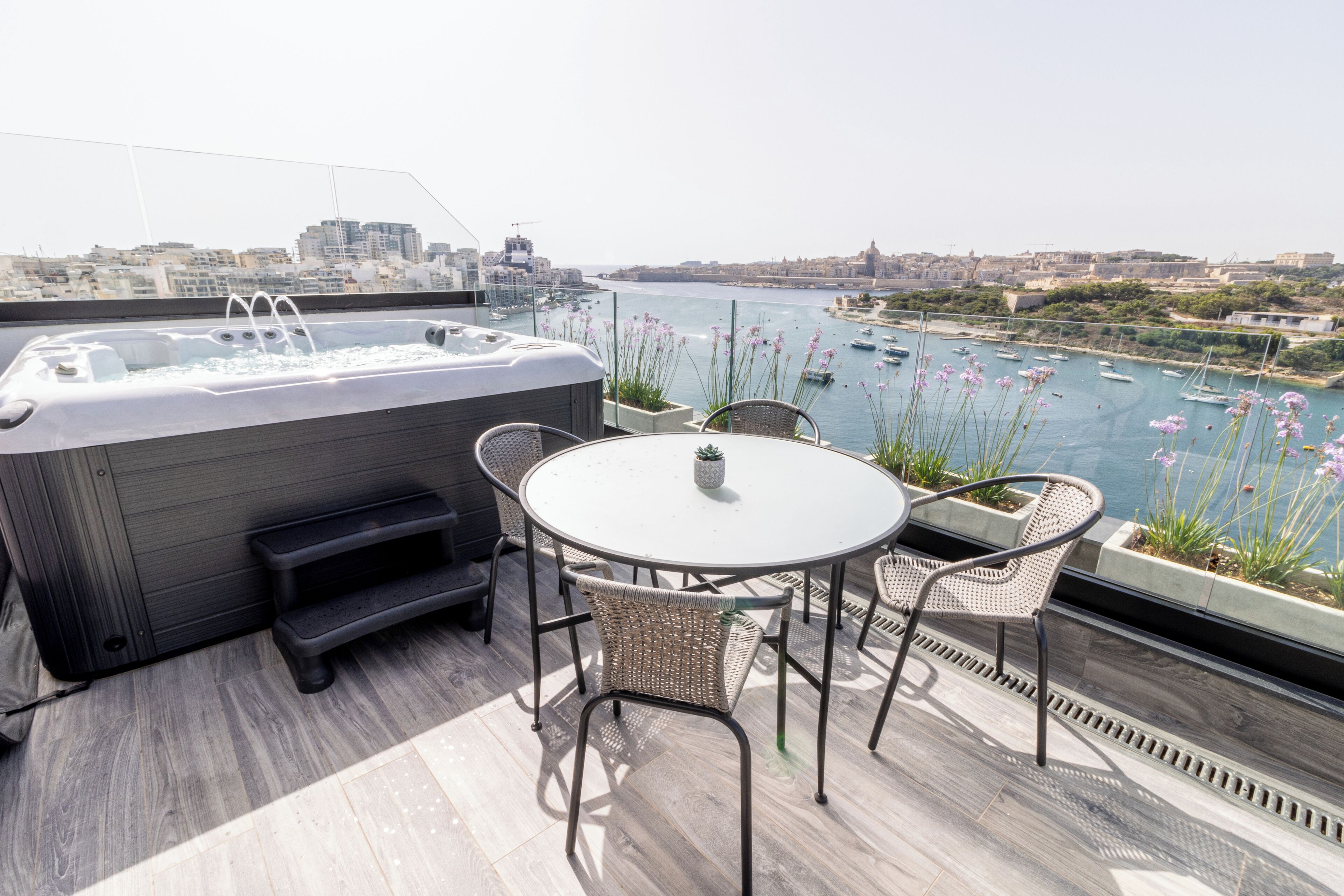 Penthouse Suite, Hot Tub, Sea View | Terrasse/gårdhave