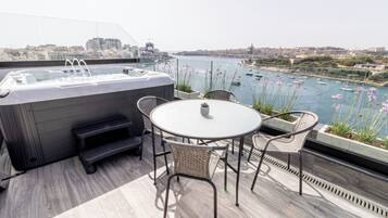 Penthouse Suite, Hot Tub, Sea View | Terrasse/gårdhave
