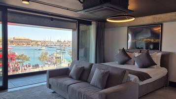 Suite estudio, vistas al mar | Minibar, caja fuerte, escritorio y espacio para trabajar con un portátil