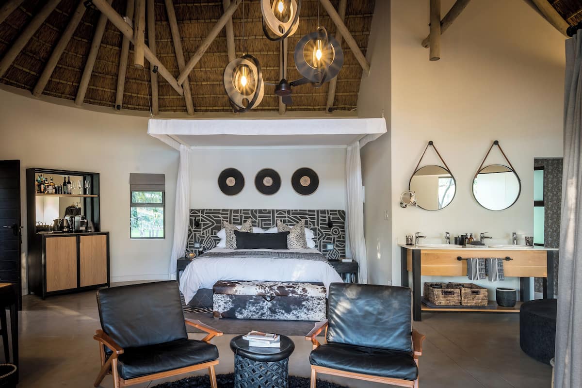 Luxury Room, 1 King Bed | Living area