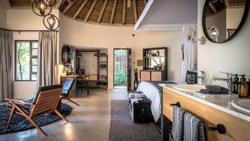 Luxury Room, 1 King Bed | Free minibar items, in-room safe, desk, iron/ironing board