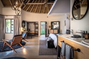 Quarto superluxo, 1 cama King | Frigobar (abastecido com alguns itens grátis), cofres nos quartos