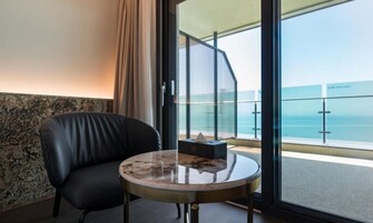 Decoración personalizada, muebles diferentes, escritorio y wifi gratis 