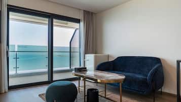 Habitación triple | Decoración personalizada, muebles diferentes, escritorio y wifi gratis