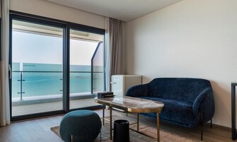 Decoración personalizada, muebles diferentes, escritorio y wifi gratis 