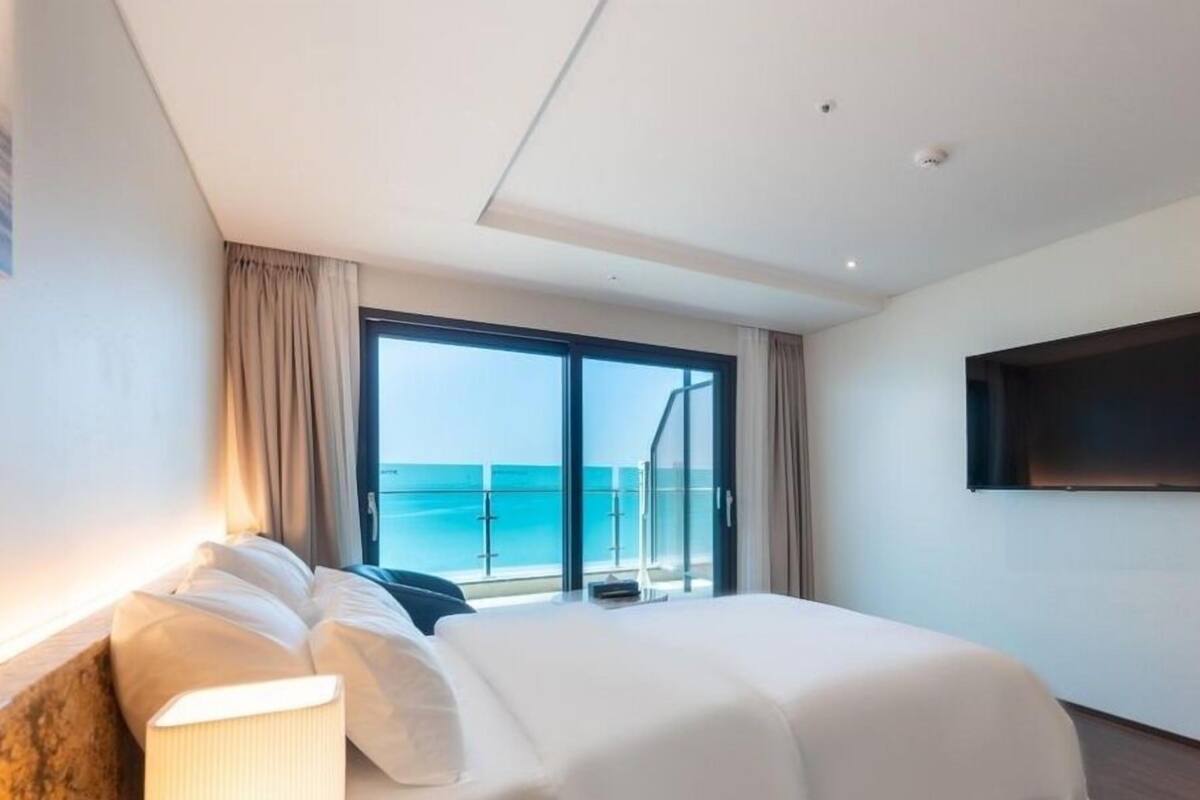 Ocean View Twin Room | デスク、WiFi (無料)、客室ごとに異なる装飾、客室ごとに異なるインテリア