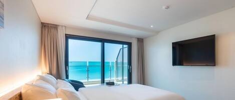 Habitación con 2 camas individuales, vista al océano | Decoración personalizada, muebles diferentes, escritorio y wifi gratis