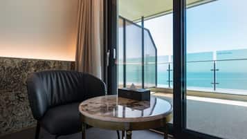 Ocean View Double Room | Decoraciรณn personalizada, muebles diferentes, escritorio y wifi gratis