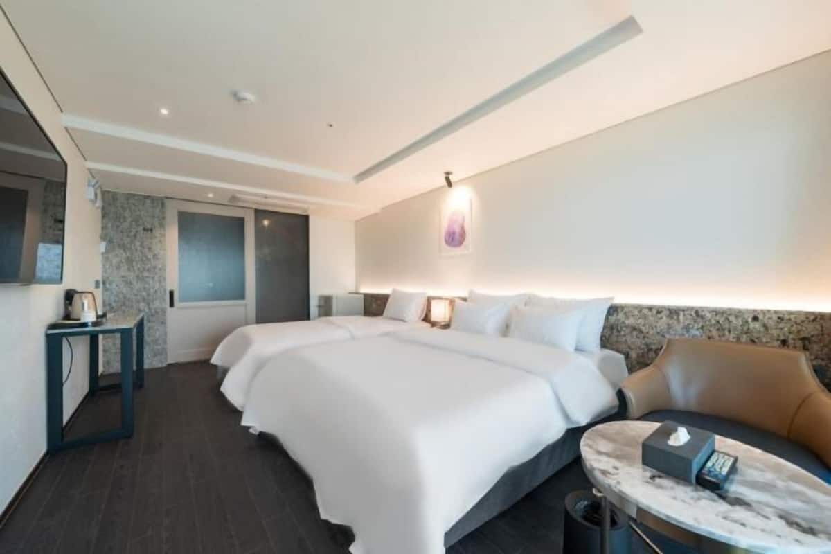 Decoración personalizada, muebles diferentes, escritorio y wifi gratis