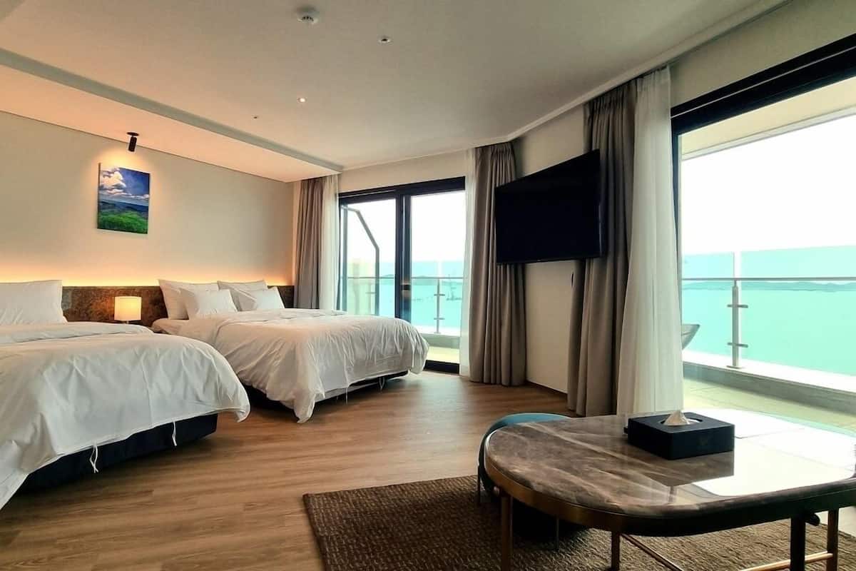Triple Room | Individually decorated, individually furnished, desk, free WiFi