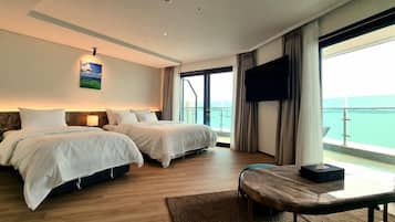Habitaciรณn triple | Decoraciรณn personalizada, muebles diferentes, escritorio y wifi gratis