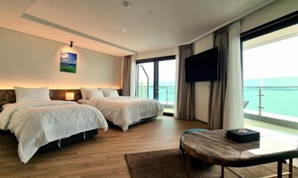 Escritorio, wifi gratis, decoración personalizada y muebles diferentes 