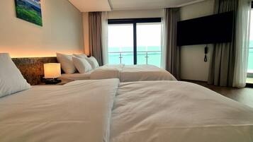 Habitación triple | Decoración personalizada, muebles diferentes, escritorio y wifi gratis