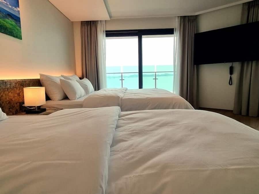 Triple Room | Individually decorated, individually furnished, desk, free WiFi